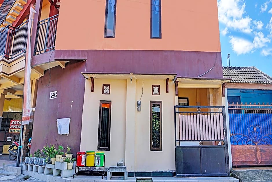 OYO Life 92353 Purnama Syariah Guest House