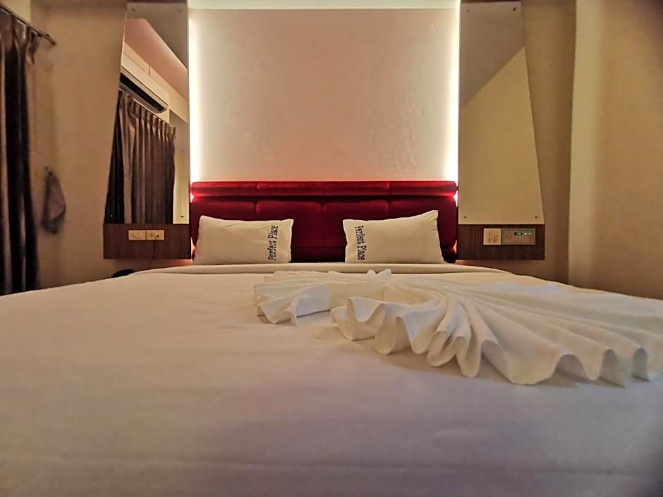 เพอร์เฟลคเพลช (Perfect Place Hotel)