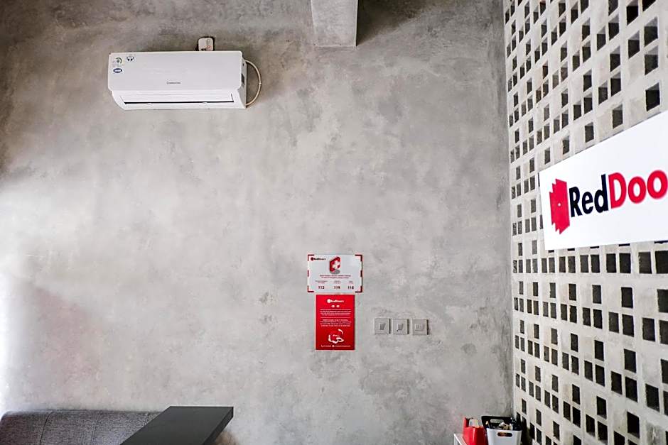 RedDoorz near Trans Studio Mall Cibubur 3