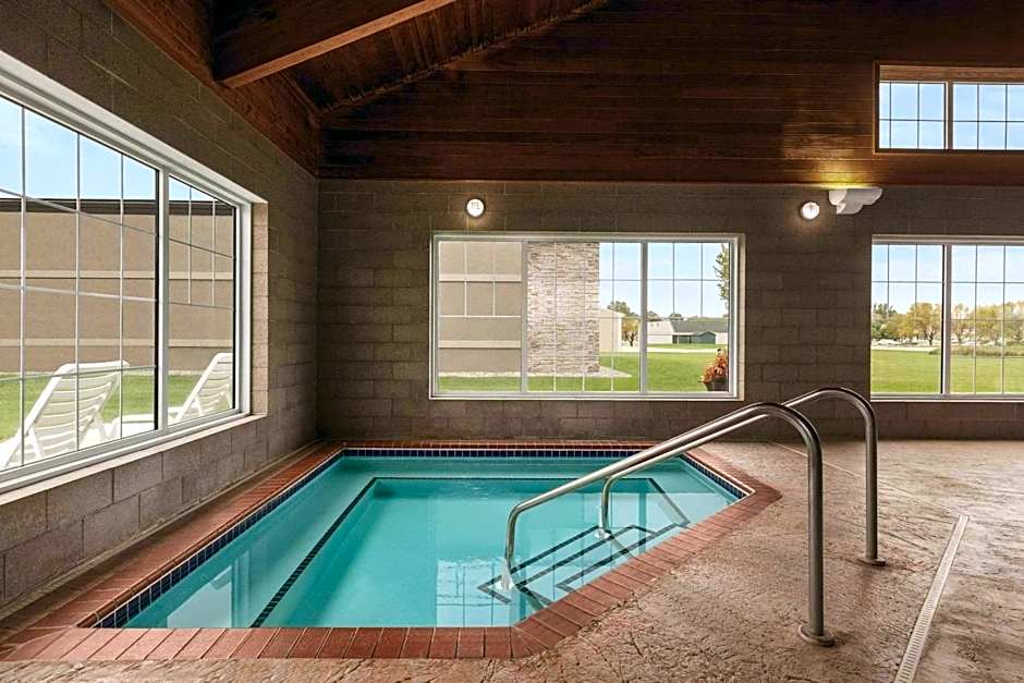 Country Inn & Suites by Radisson, Willmar, MN
