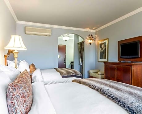 Non-Smoking Queen/Queen Room
