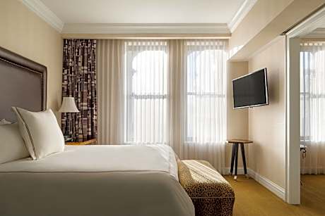 Deluxe King Suite