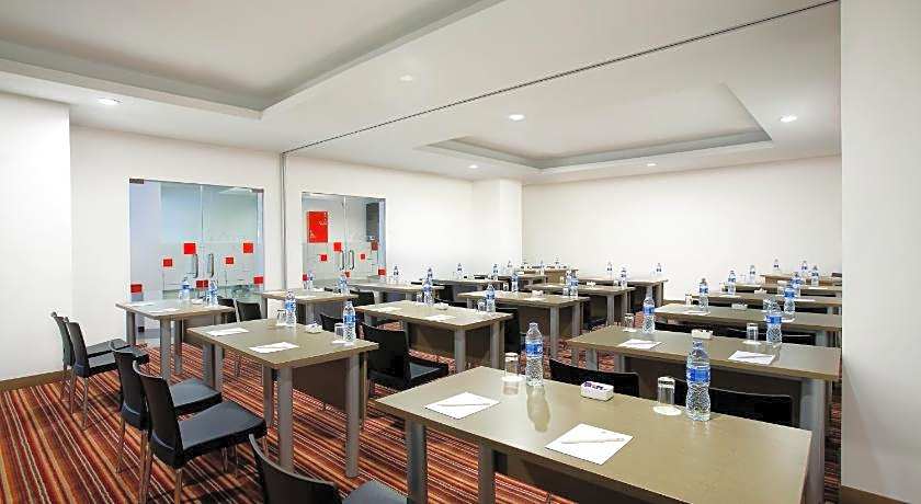 Amaris Hotel Season City