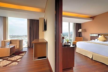 Junior King Suite with City View – Smoking