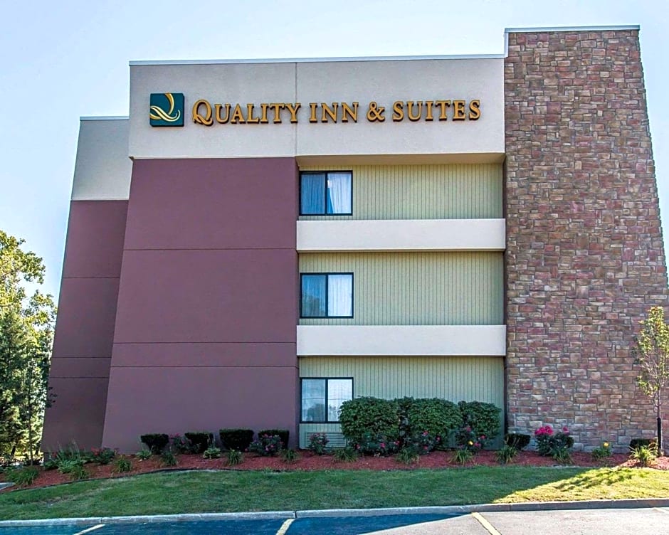 Quality Inn & Suites Warren