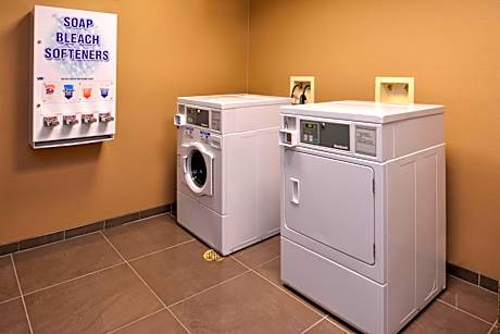 Holiday Inn Express & Suites Fairmont By IHG