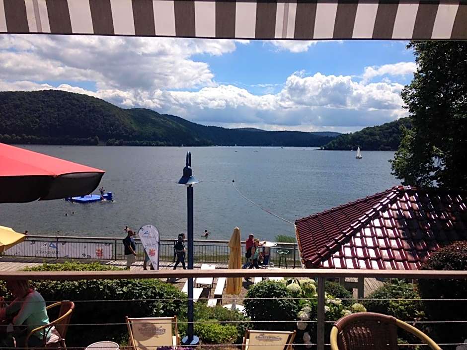 Strandhaus Edersee Nr 12 - Kaminzimmer, Seeblick, Badestrand, Seeterrasse
