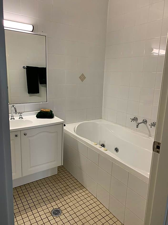 Hamilton Henry Parkes Motor Inn