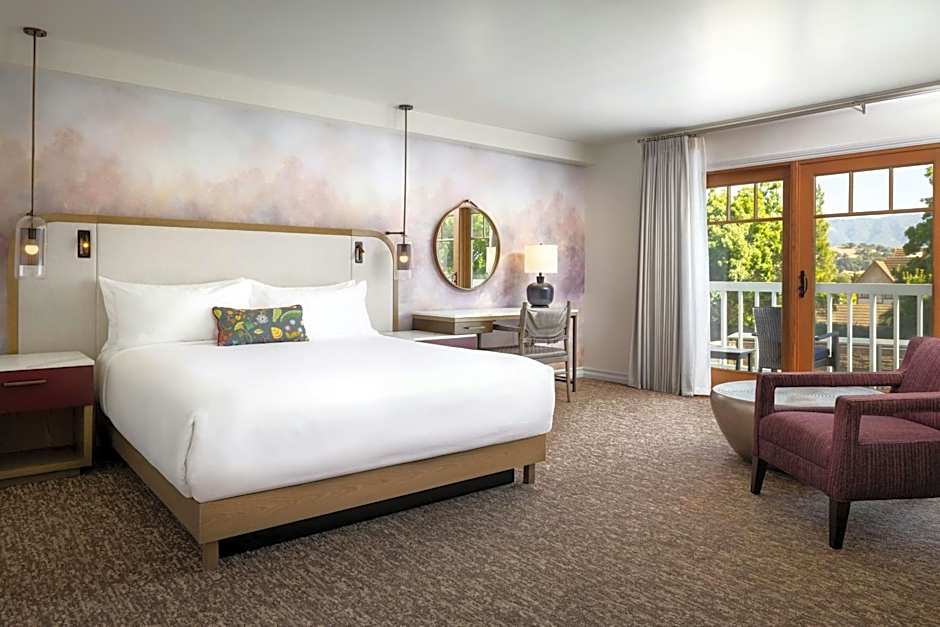 Foto 1 dari 2 — 1 King Bed with Sofabed Suite, Hearing/Mobility Accessible, Bathtub, Pool View