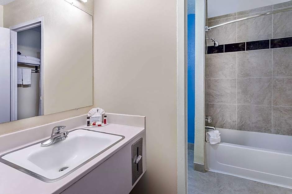Days Inn & Suites by Wyndham Clovis