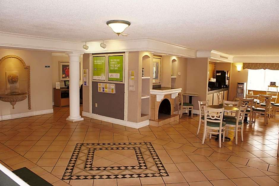 La Quinta Inn & Suites by Wyndham Kansas City Lenexa