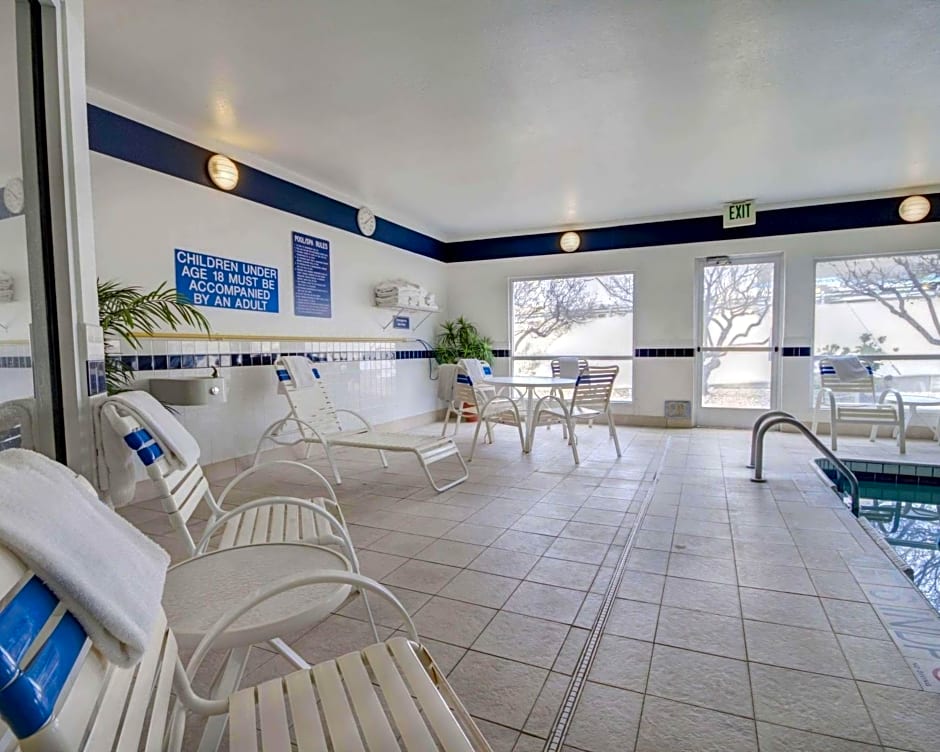 Quality Suites University