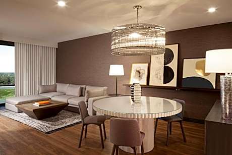 1 Bedroom 2 room Suite, 1 King