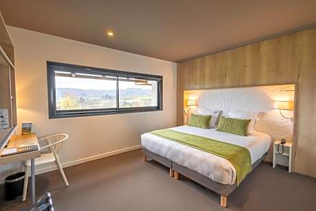 Classic King Room with Roll-In Shower - Disability Access/Non-Smoking
