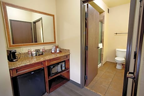 Suite-2 Queen Beds  Non-Smoking Two Bedrooms Whirlpool One And A Half Bathrooms Microwave And Refrig