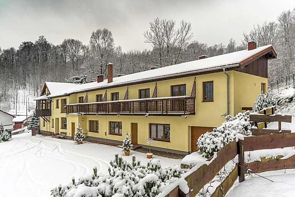 Nefryt - lodówka i czajnik w pokoju, dwa aneksy kuchenne ogólnodostępne, duży parking