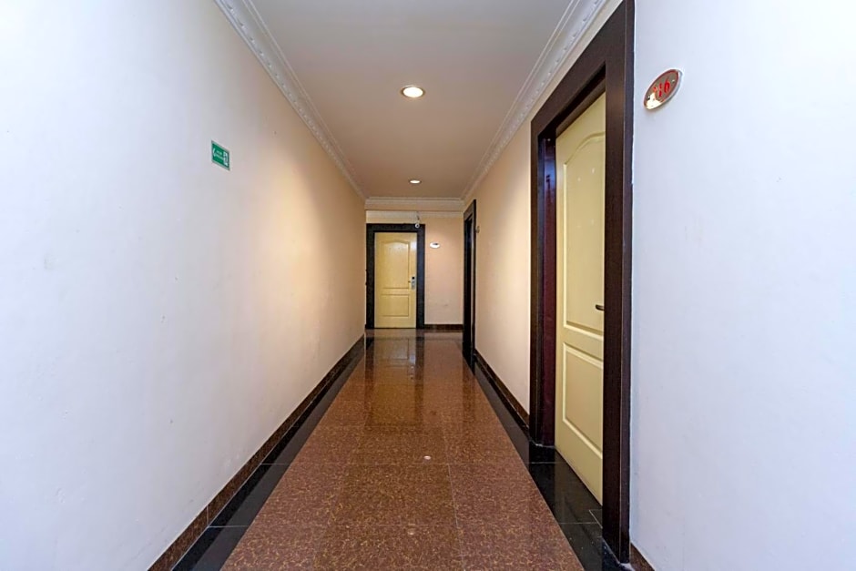 RedDoorz Premium at Hotel Ratu Residence