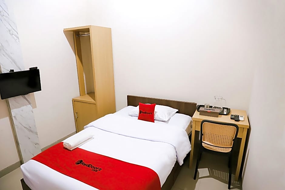 RedDoorz Syariah near Exit Toll Subang