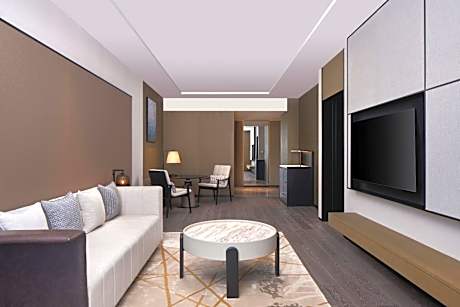 One-Bedroom Deluxe King Suite - Club Lounge Access