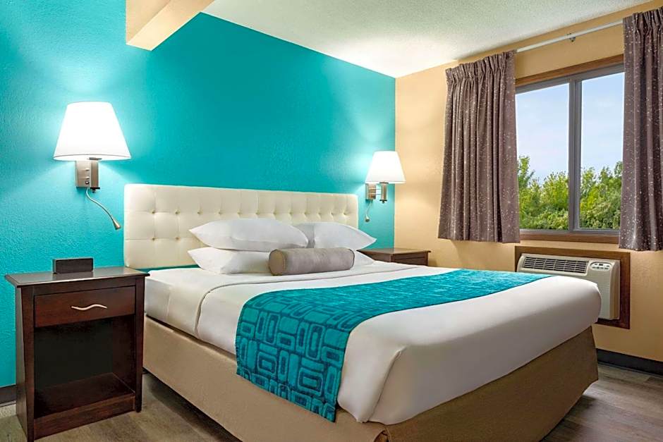 Howard Johnson by Wyndham Waterloo/Cedar Falls