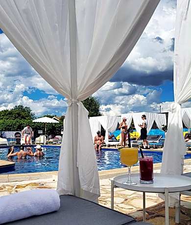 The Oriana Orange - Retro Hotel & Resort