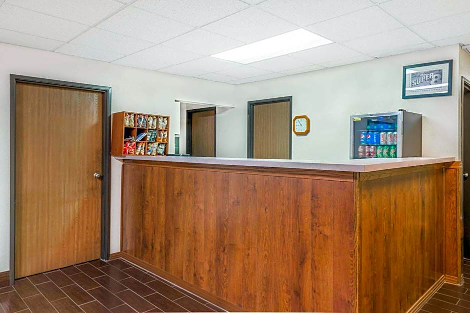 Super 8 by Wyndham Marshall