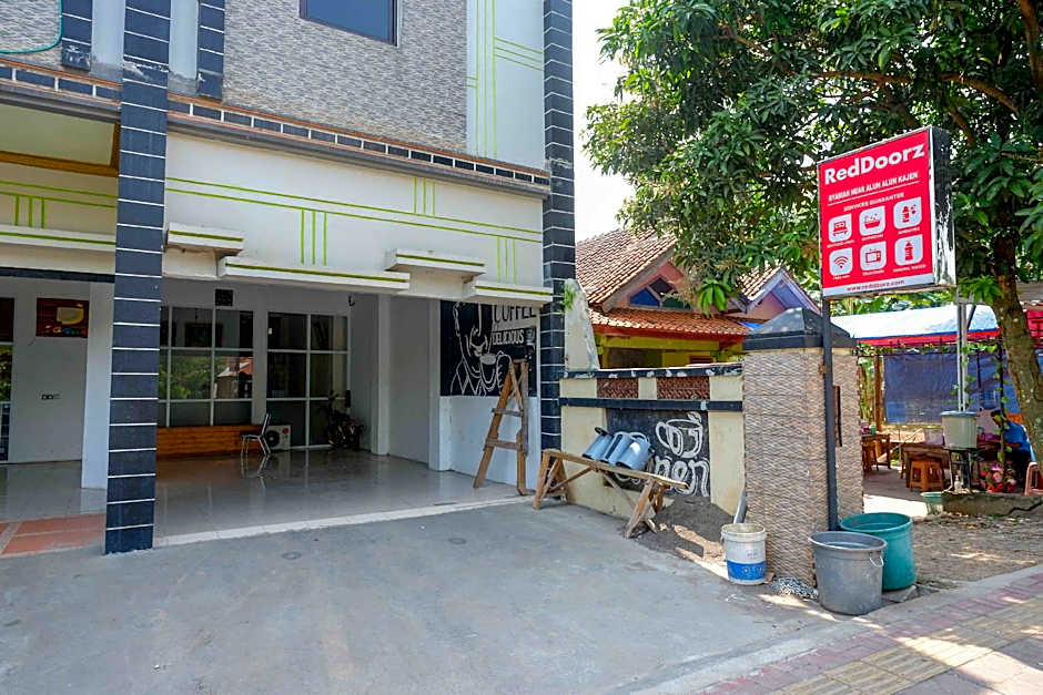 RedDoorz Syariah near Alun Alun Kajen