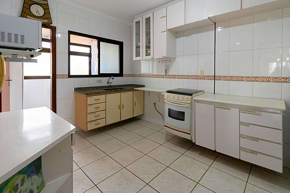 Apto com bela vista a 100m da Praia da Guilhermina