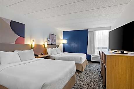 2 Dbl Mobility/Hearing Accessible Ri Shower