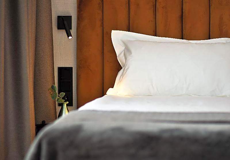 Patio Riverfront Aparthotel