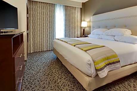 Superior King Suite with Sofa Bed - Hearing Accessible, Tub