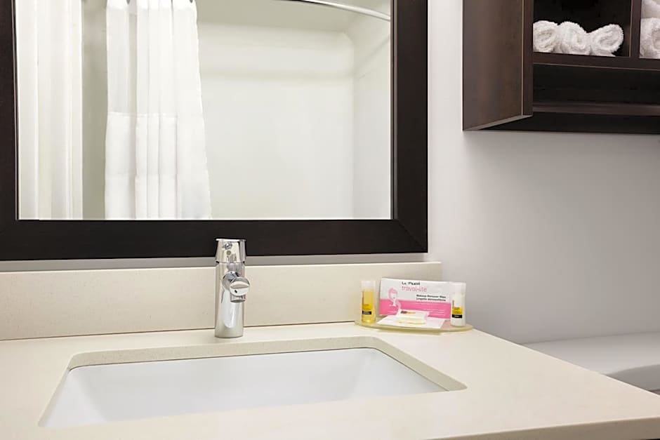 Days Inn & Suites by Wyndham North Bay Downtown