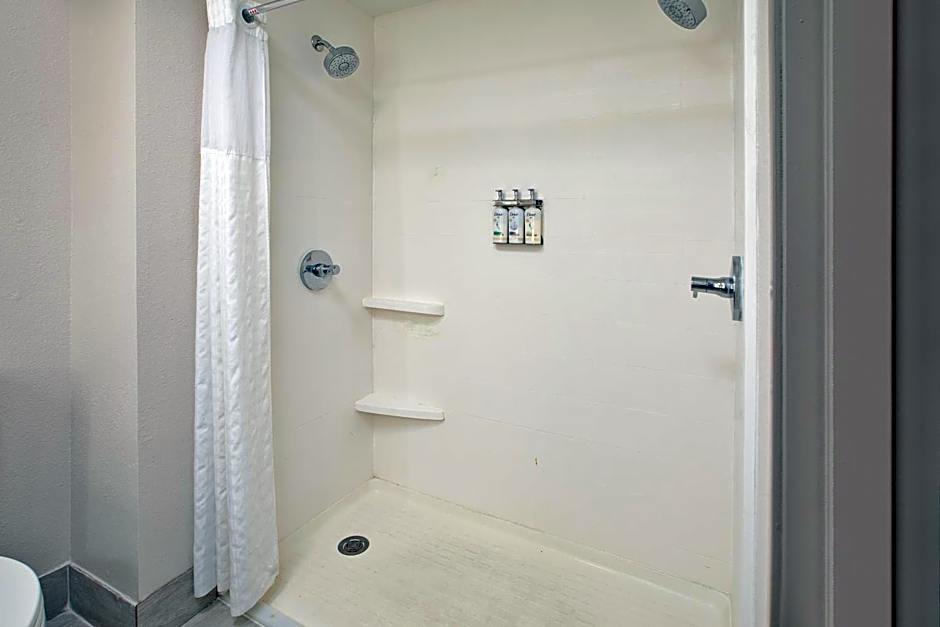 Holiday Inn Express & Suites Milwaukee NW - Park Place By IHG