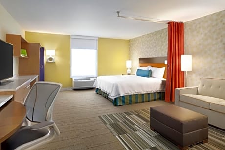 1 King Bed Studio Nonsmoking Corner City-View