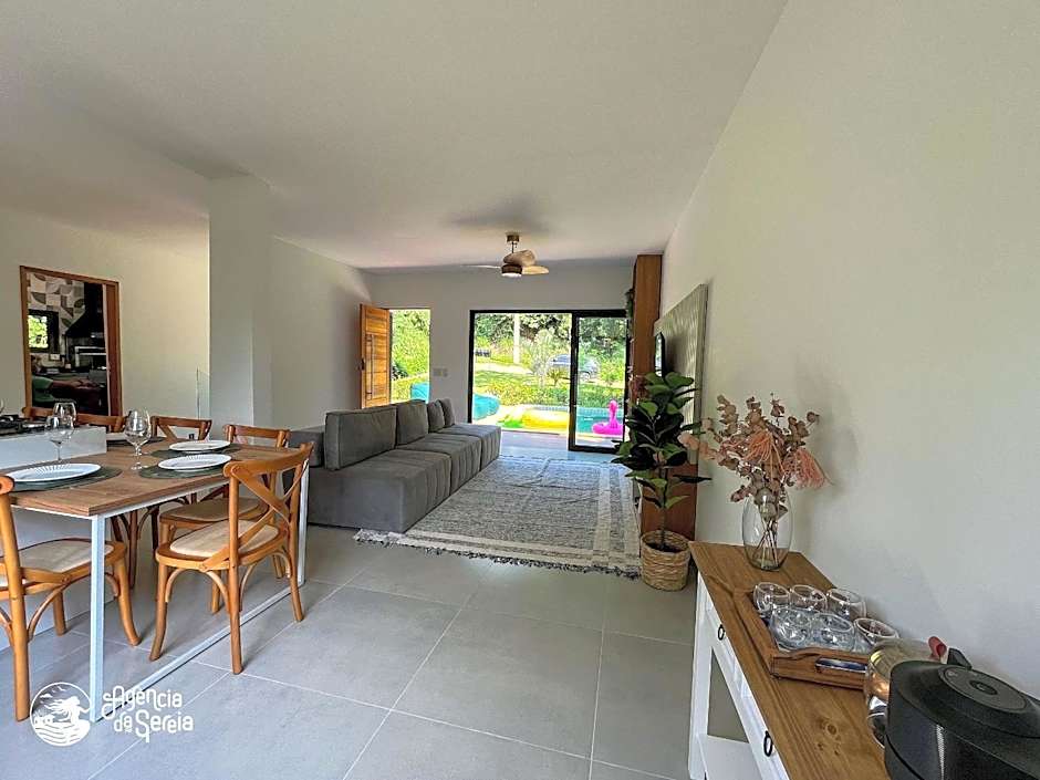 Casa em condomínio perto da Praia da Feiticeira