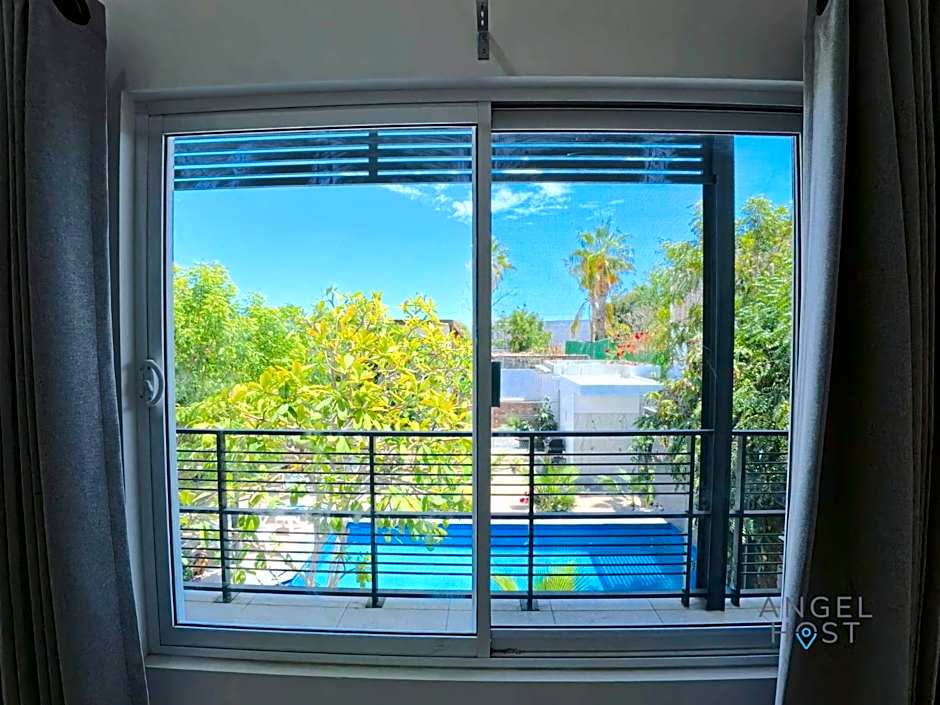 Commercial Zone Studios, Pool, BBQ and Beach 7 Blocks