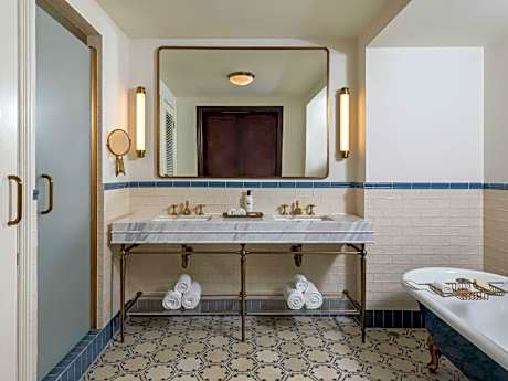 Junior Queen Suite with Historic City View