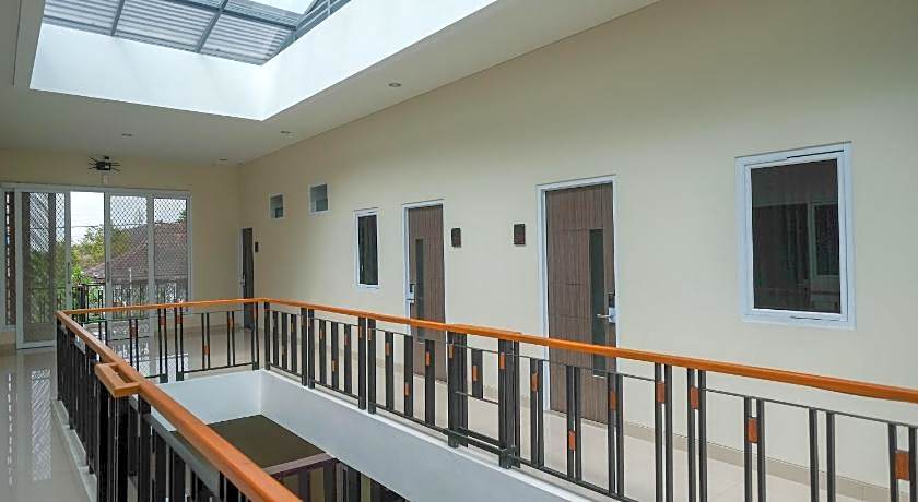 RedDoorz Plus near UMS Solo 2