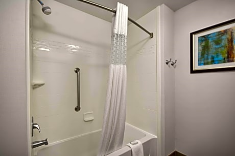  2 QUEENS MOBILITY ACCESS W/TUB NONSMOKING - MICROWV/FRIDGE/HDTV/WORK AREA - FREE WI-FI/HOT BREAKFAST INCLUDED -