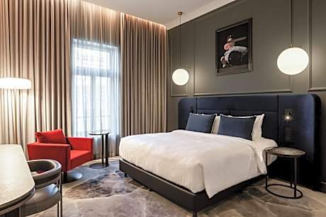 Gold, Larger Guest Room with 1 King Bed