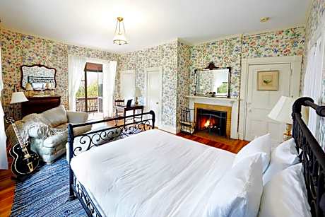 Orchard Room, Queen Bed, Mountain View & Fireplace