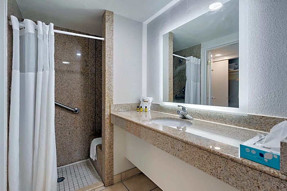 Best Western Plus Holiday Sands Inn & Suites