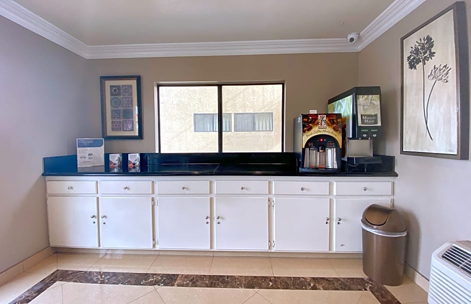 Rodeway Inn & Suites