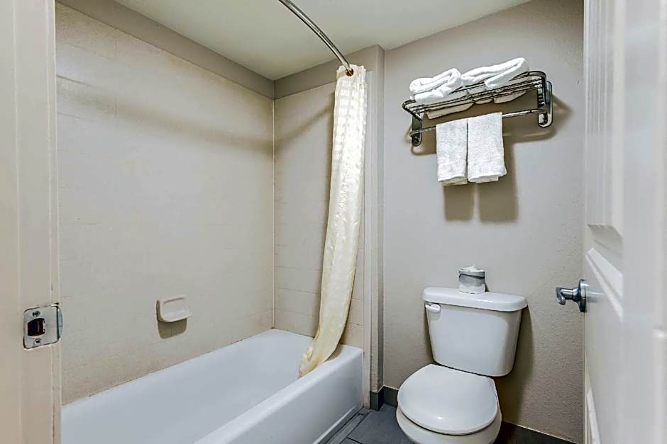 Econo Lodge Inn & Suites