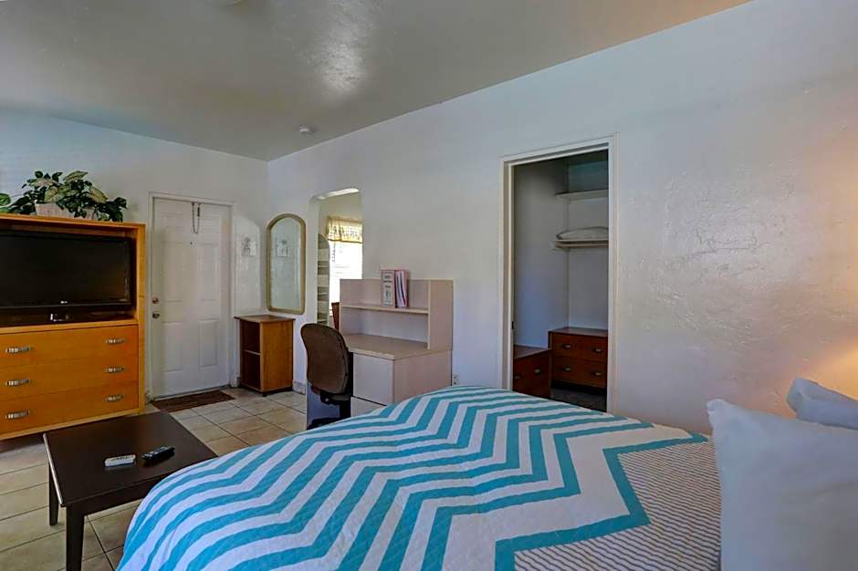 Richard's Motel Courtyard