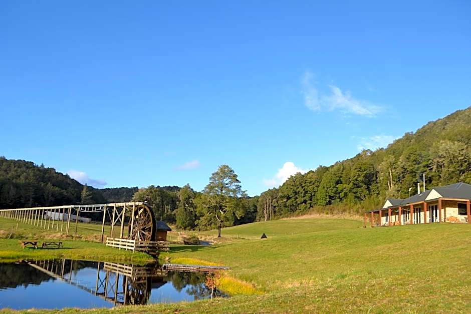 Ahaura Lodge & Waterwheel Farm Stay