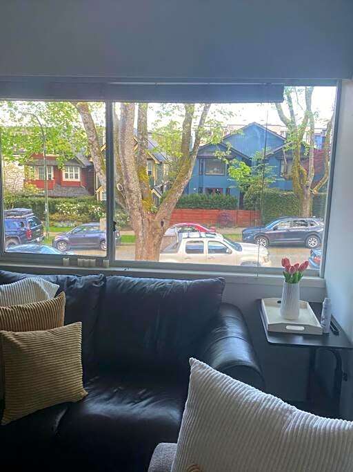 Quiet-comfy 4 bedroom house on a quiet tree lined street in Kitsilano