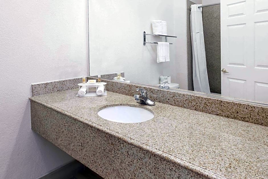 Days Inn & Suites by Wyndham Pasadena