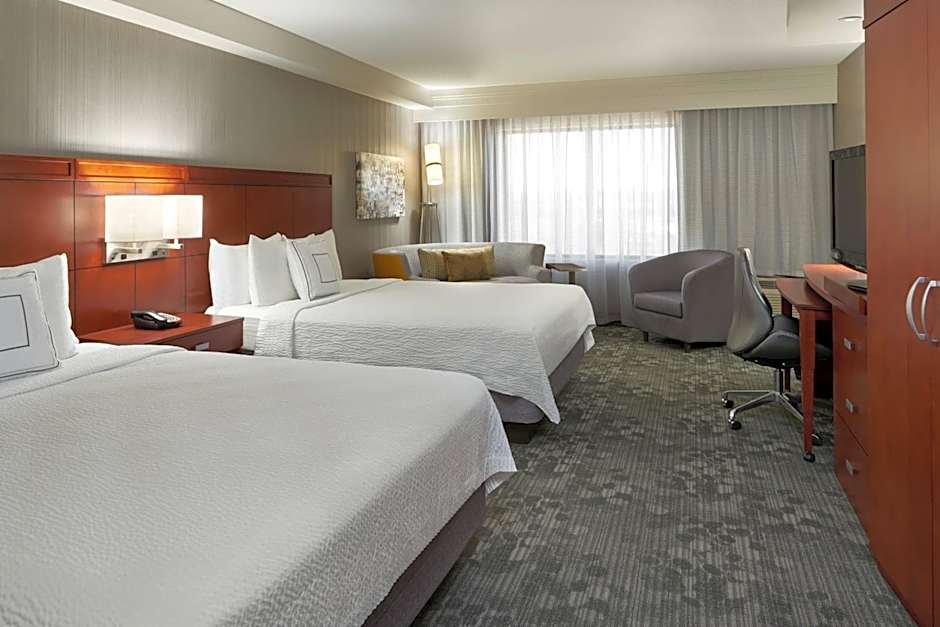 Courtyard by Marriott Kingston Highway 401/Division Street