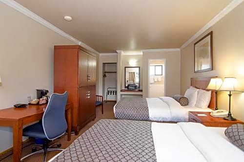 Travelodge by Wyndham Vancouver Lions Gate